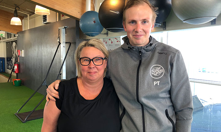 Susanne med personliga tränaren Fredrik