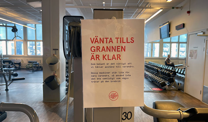 Skylt i gymmet med text "Vänta tills grannen är klar"